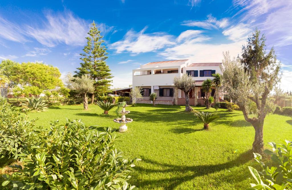 een uitzicht op een huis met een tuin bij Villa Ulivi B&B in Pontecagnano