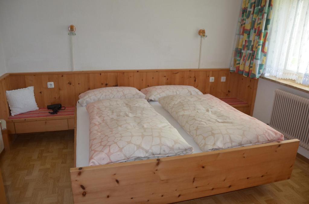 A bed or beds in a room at Neuner Charlotte Preise inclusive Sommercard