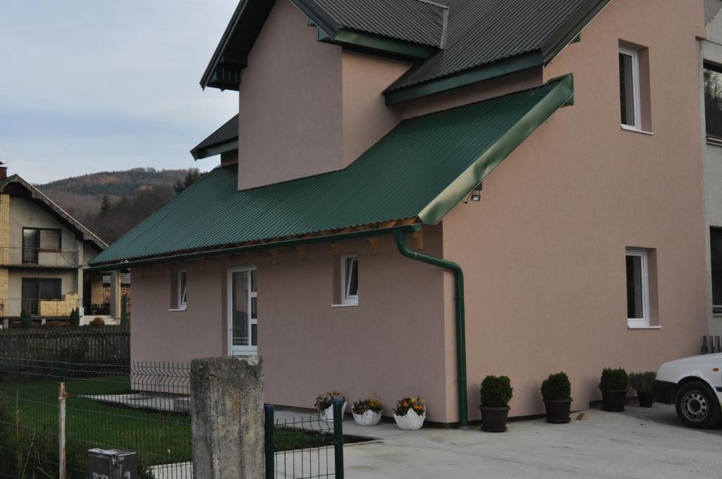 une maison avec un toit vert et des plantes en pot dans l'établissement Green House, à Kolašin