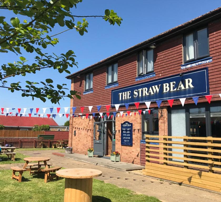 un bâtiment avec un panneau indiquant l'ours secoué dans l'établissement The Straw Bear, à Whittlesey