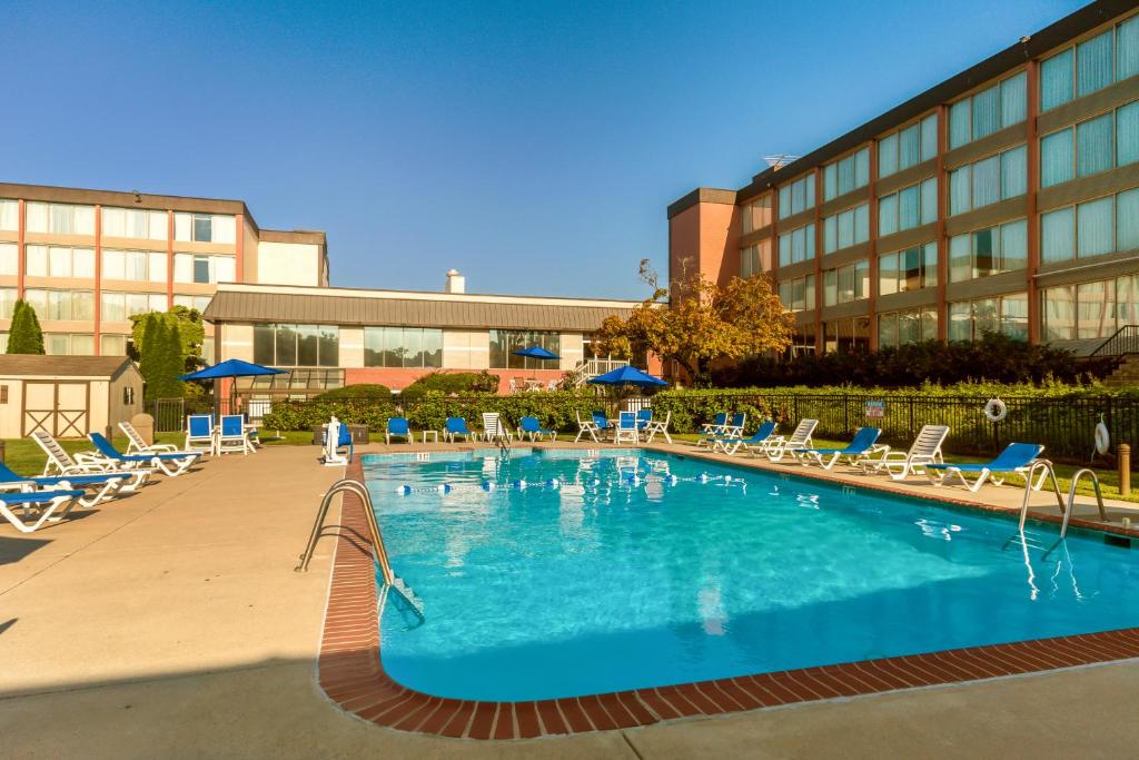 Bazén v ubytování Chester Hotel and Conference Center nebo v jeho okolí