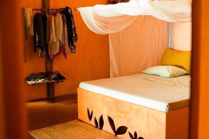 um quarto com uma cama de dossel em Dendê Loft na Ilha de Boipeba