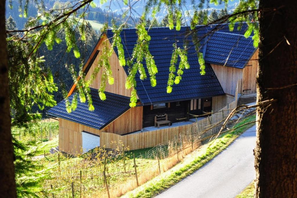 uma casa com painéis solares no telhado em Ferienwohnung Kochs Beeren em Oberfresen