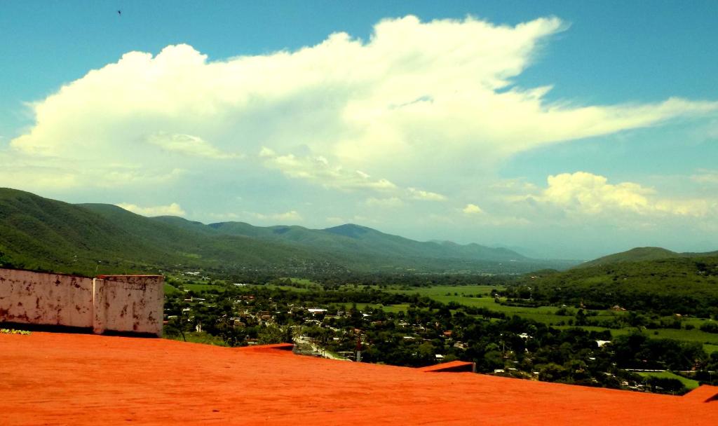 einen Blick von der Spitze eines Gebäudes mit Bergen im Hintergrund in der Unterkunft Hotel Piedras de Sol Solaris Morelos in Tlaltizapán