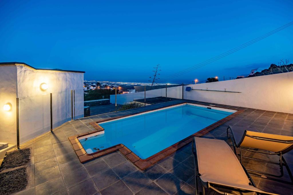 una piscina en el tejado de una casa en casa mira Vivienda vacacional, en Güime