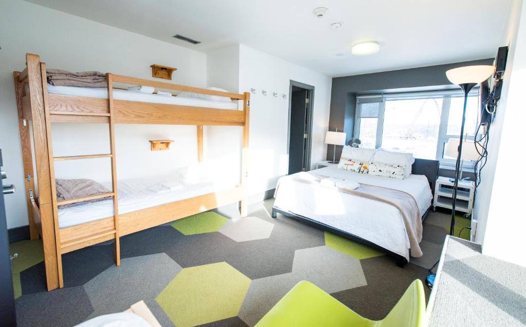 Postel nebo postele na pokoji v ubytování HI Calgary City Centre - Hostel