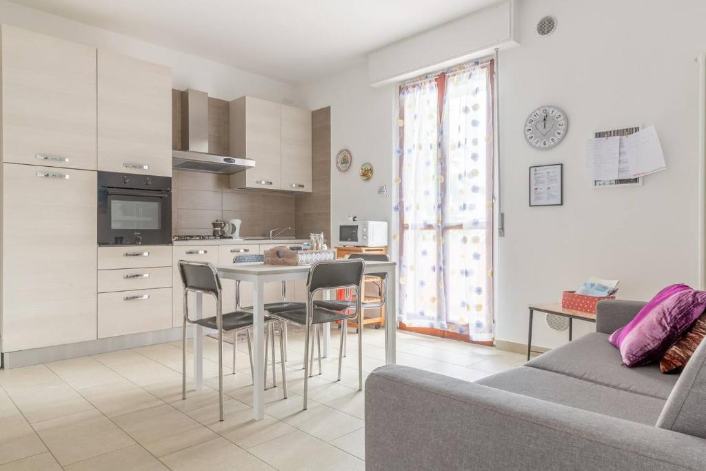 una cucina e un soggiorno con tavolo e sedie di io e te a Desenzano del Garda