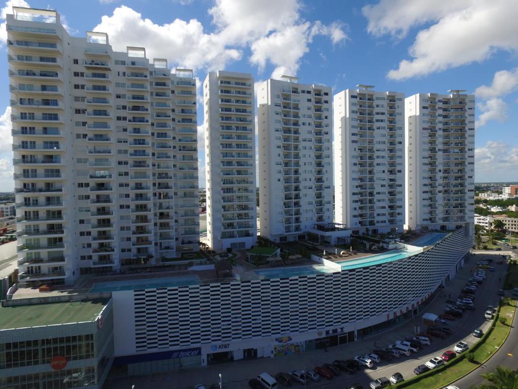 A piscina localizada em Suites Malecon Cancun ou nos arredores