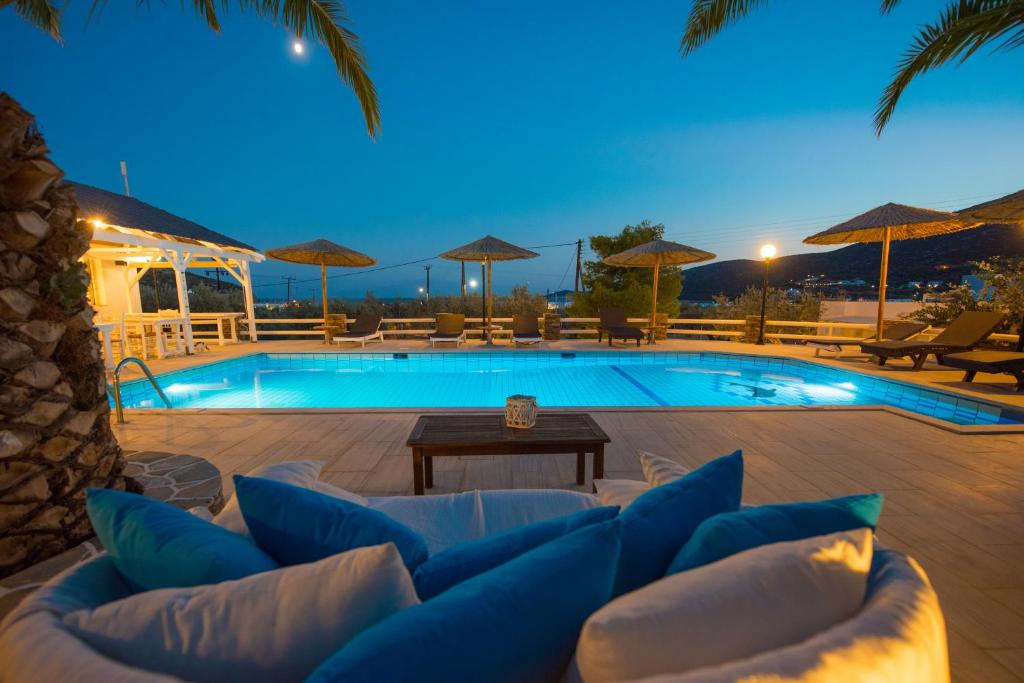 uma piscina com sofás e uma mesa e uma piscina em Villa Irini em Platis Gialos, Sifnos