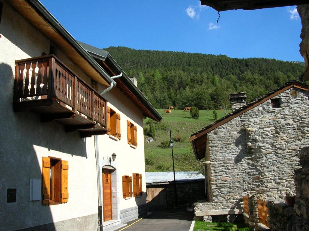 a building with a balcony on the side of it at Location Vanoise in Bramans