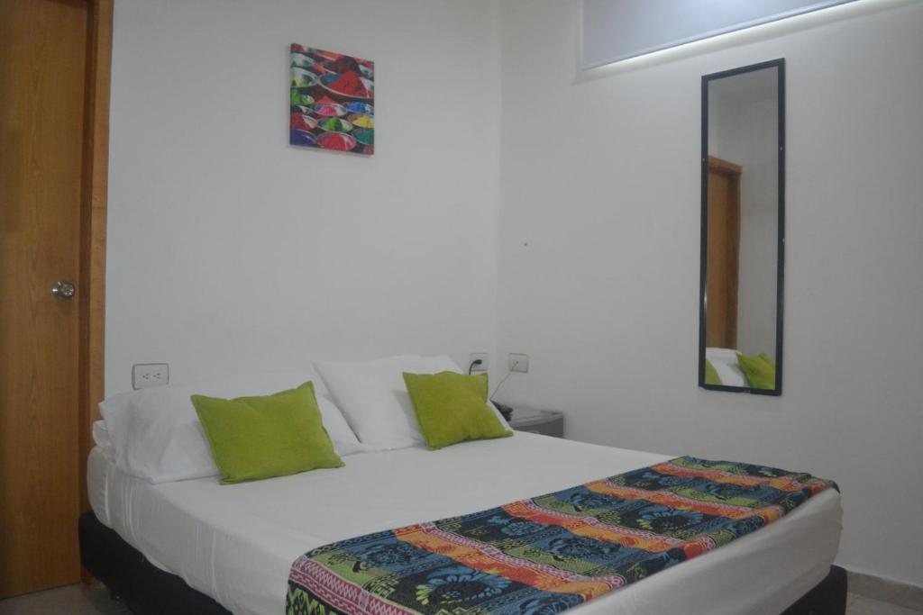Cama o camas de una habitación en Hotel Calarca Plus