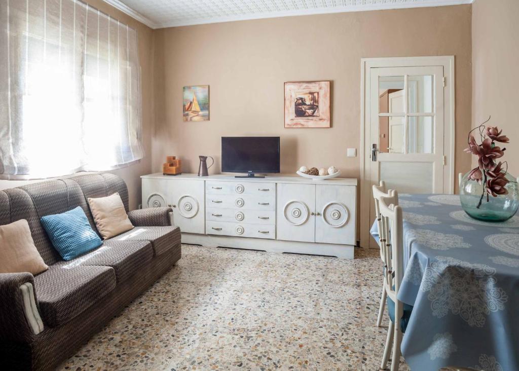 - un salon avec un canapé et une télévision dans l'établissement Casa Rural Marila, à Puigmoreno