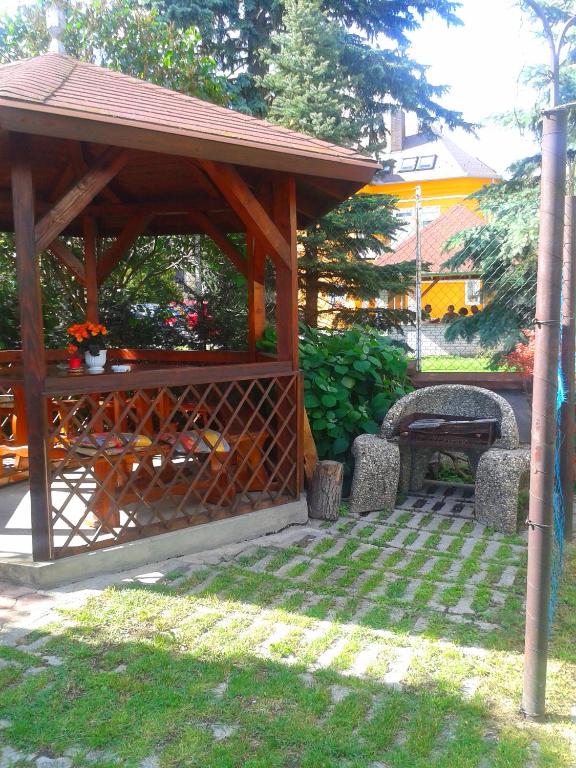 Vonkajšia záhrada v ubytovaní Kaiser Apartman