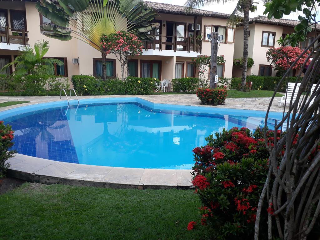 una piscina en el patio de una casa en Apartamento na praia de Taperapuan, en Porto Seguro
