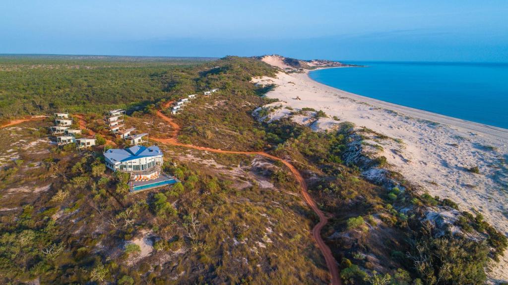 una vista aerea di una casa su una collina vicino alla spiaggia di Berkeley River Lodge a Berkeley River