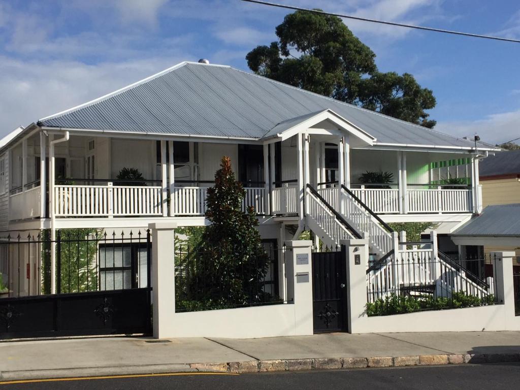 una casa blanca con techo de metal en Heal House en Brisbane