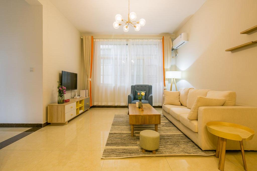 a living room with a couch and a table at Xi'an Lianhu·Longshou Business Circle· Locals Apartment 00154940 in Xi'an