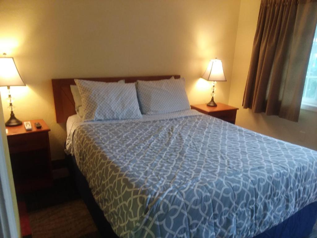 Postel nebo postele na pokoji v ubytování Shiny Motel