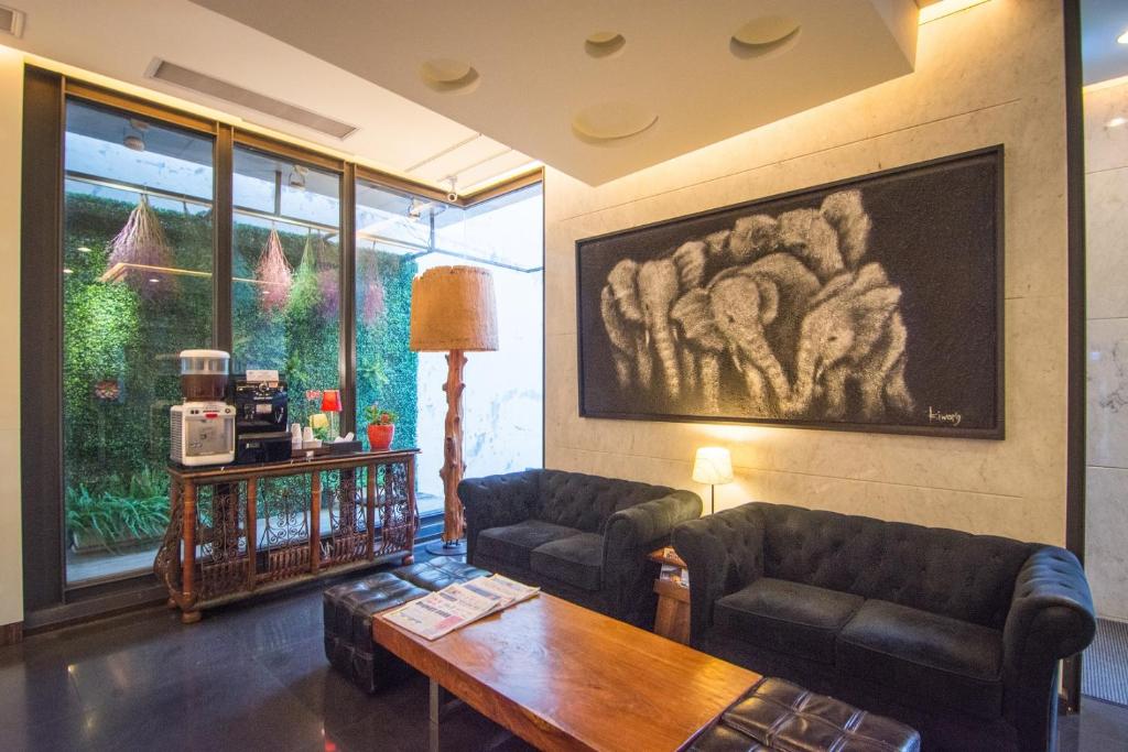 a living room with two couches and a table at The Galerie Hotel in Taichung