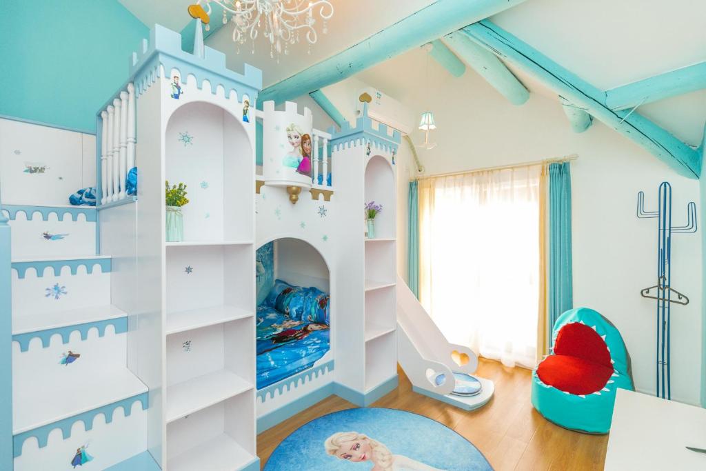 妙妙花园童话民宿 -上海国际旅游度假区店 في شانغهاي: غرفة للأطفال مع غرفة لعب بطابع القلعة