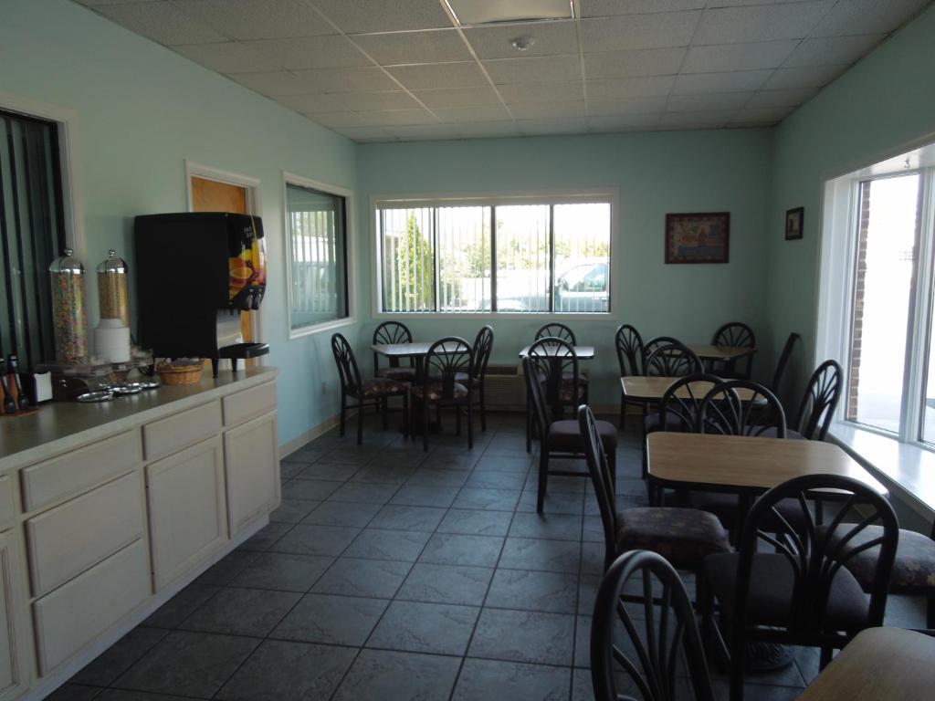 Kuchyň nebo kuchyňský kout v ubytování Atlantic Inn