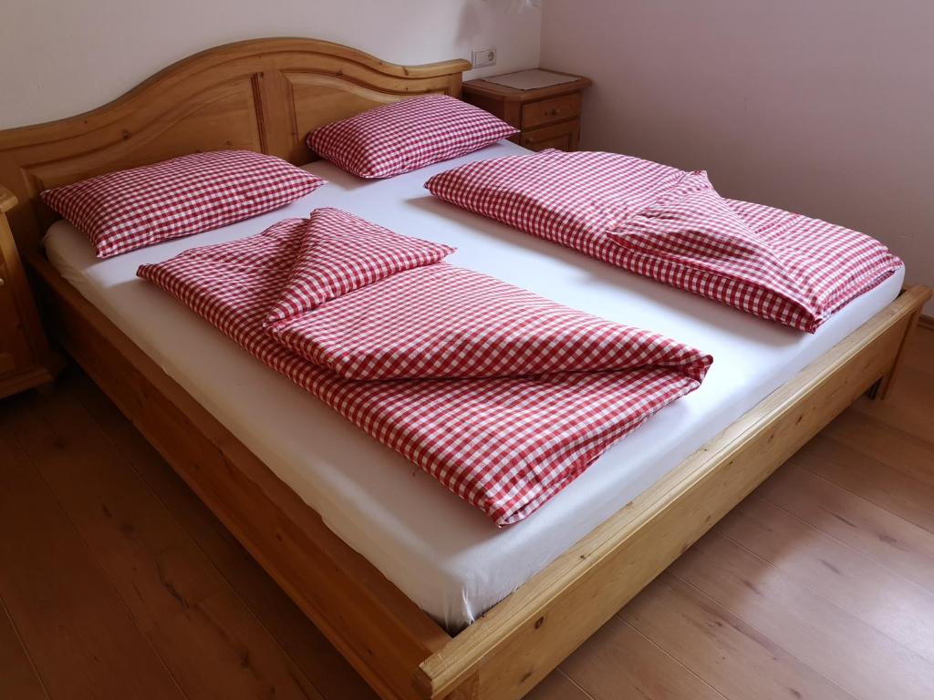 Łóżko lub łóżka w pokoju w obiekcie Aussermairhof