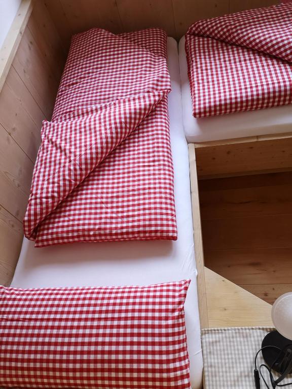 Łóżko lub łóżka w pokoju w obiekcie Aussermairhof