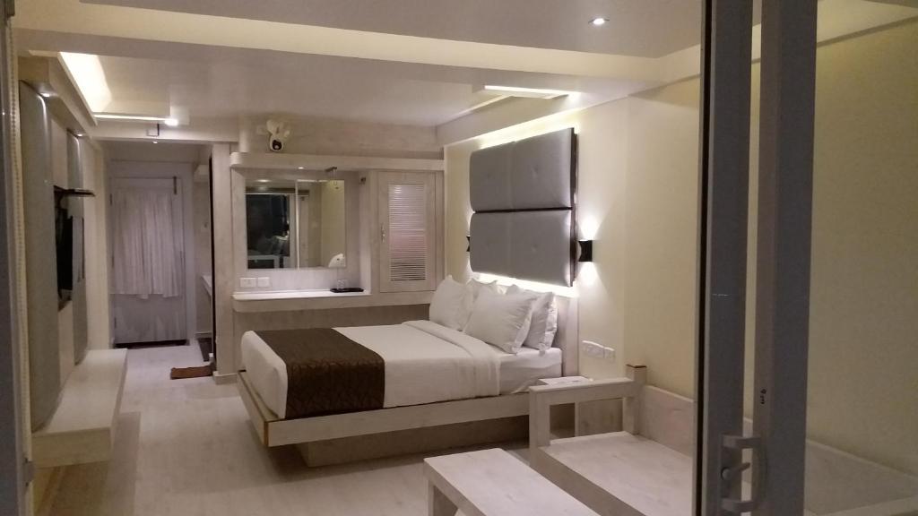 a bedroom with a large bed in a room at Darshan Resorts Pvt ltd in Ooty