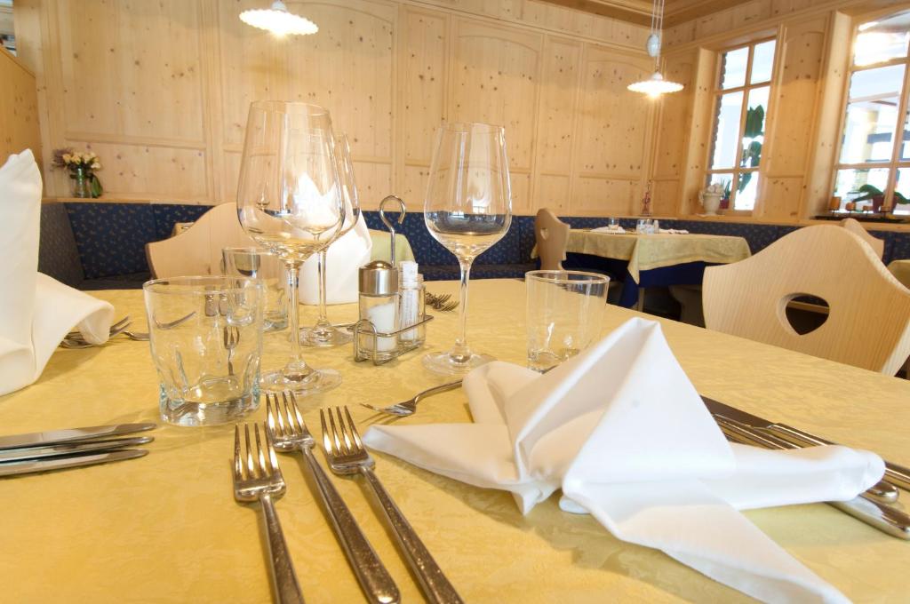 Restauracja lub miejsce do jedzenia w obiekcie Hotel Kronplatz