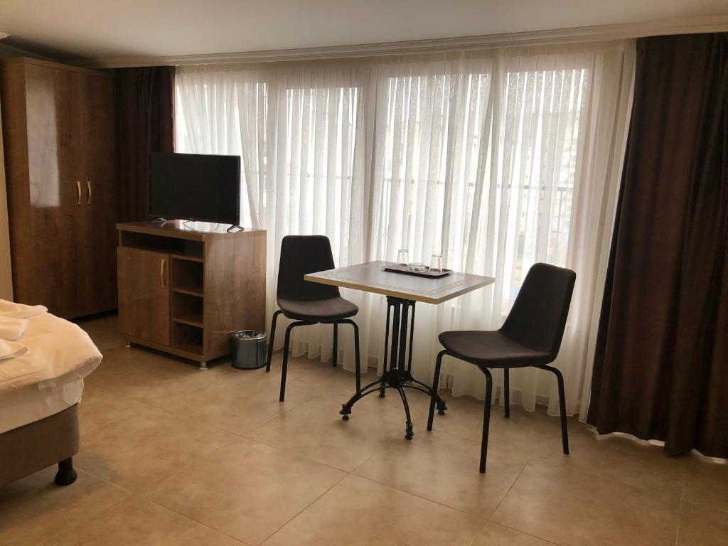 A television and/or entertainment centre at Hotel Real Life