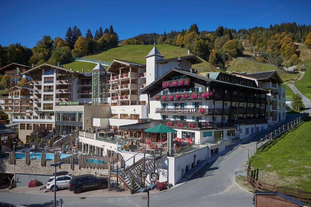 un grand bâtiment avec un restaurant et un complexe dans l'établissement Stammhaus im Hotel Alpine Palace, à Saalbach-Hinterglemm