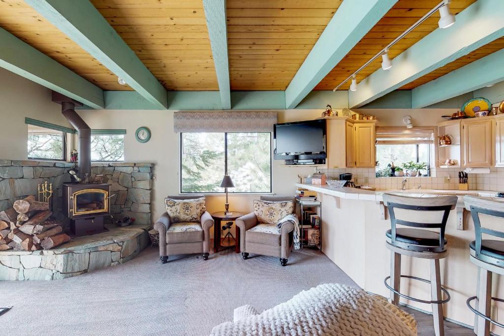 uma cozinha com uma lareira de pedra e um fogão em Lakeview Gem em Tahoe Vista