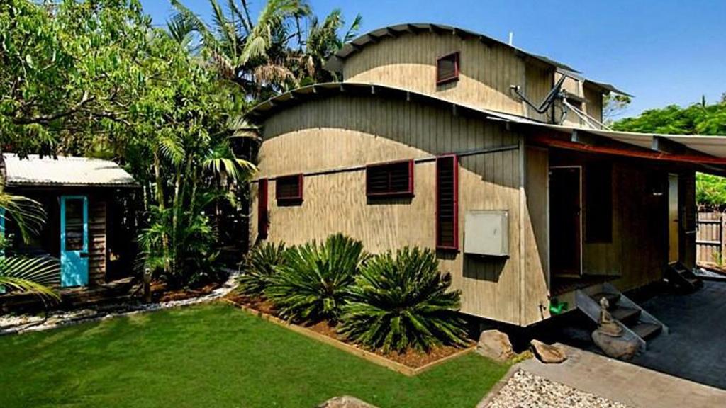 a small house with a yard with a yard sidx sidx at Byron Bay Accom 2B Manfred St - The Wave House in Byron Bay