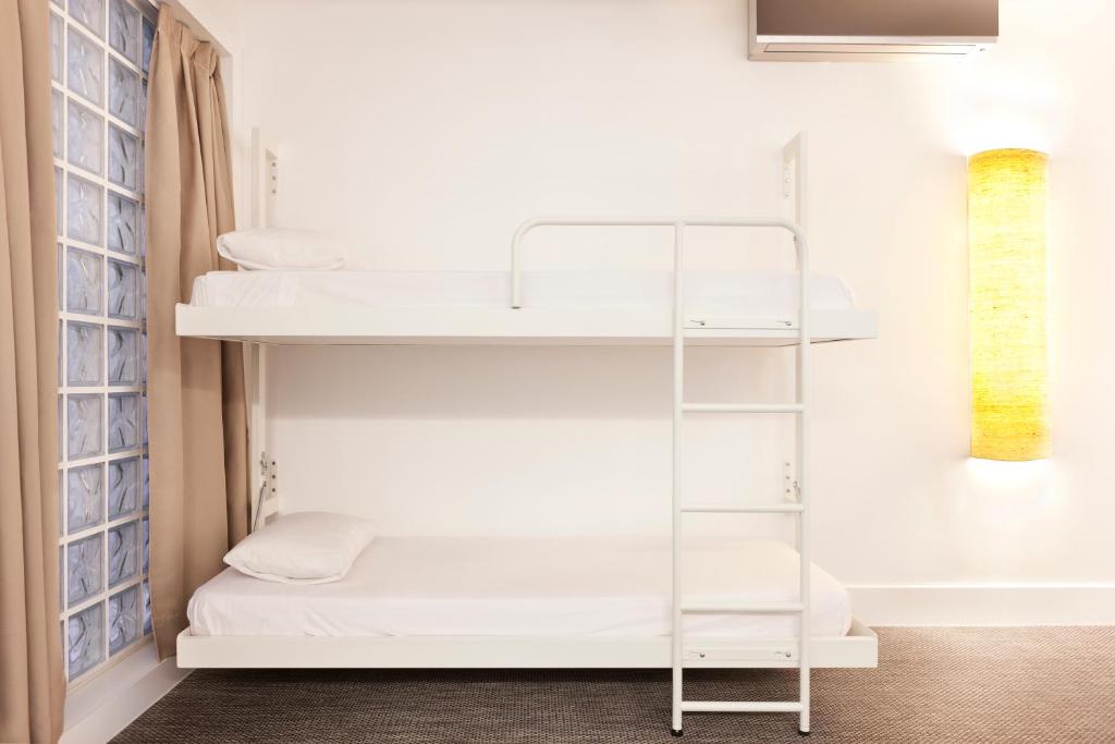 Postel nebo postele na pokoji v ubytování Artrip Hotel