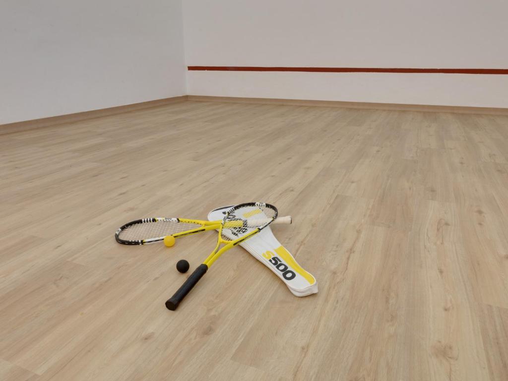 a tennis racket on the floor of a room at Comitas Floramar in Cala Galdana