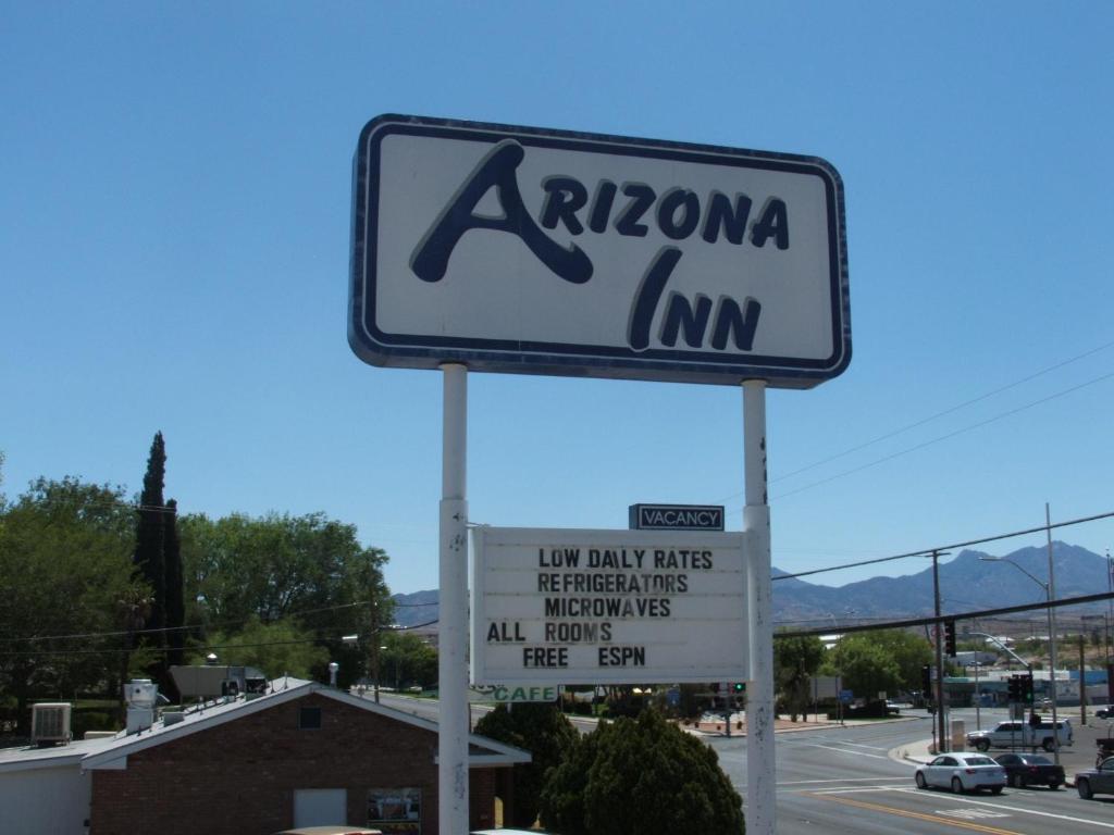 een bord voor Aarma Inn aan de kant van een weg bij Arizona Inn in Kingman