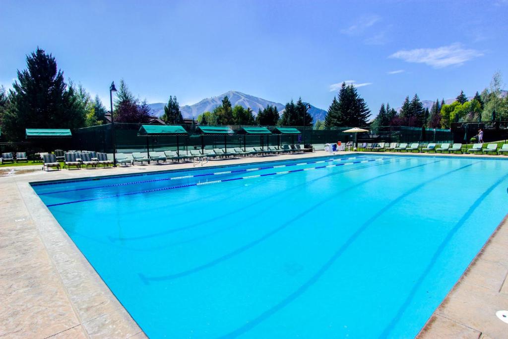 a large swimming pool with blue water at Atelier 1085 in Sun Valley