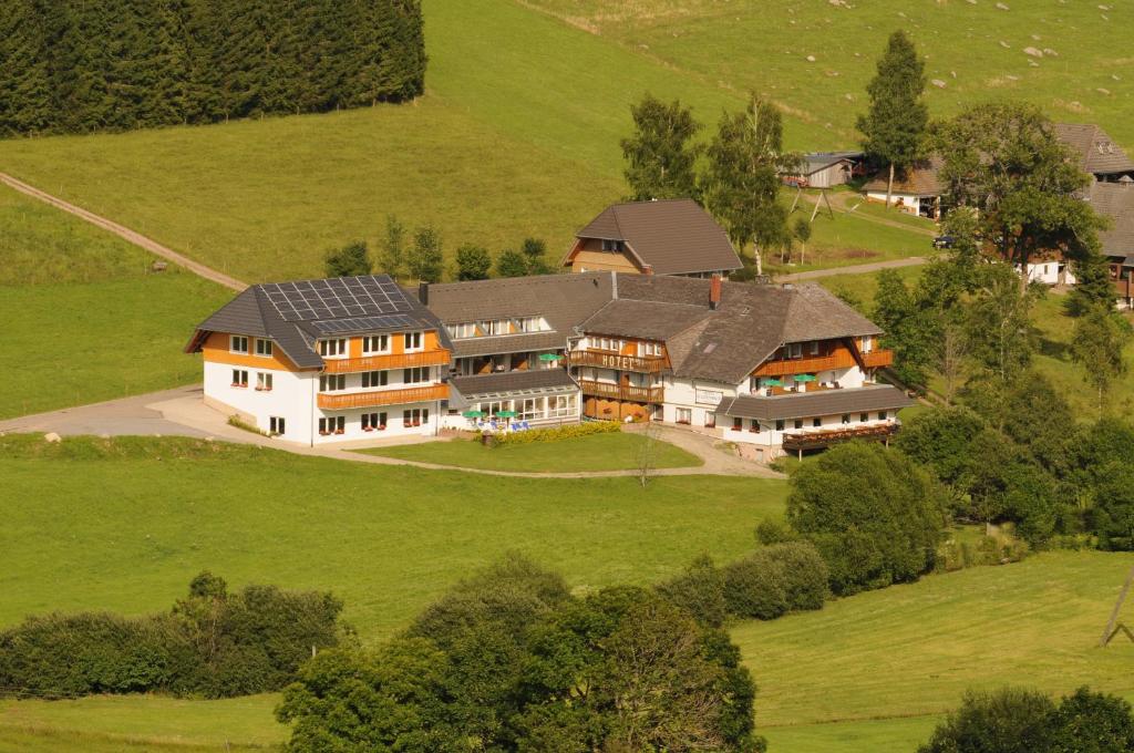 eine Luftansicht eines großen Hauses auf einem grünen Feld in der Unterkunft Akzent Hotel Kaltenbach in Triberg