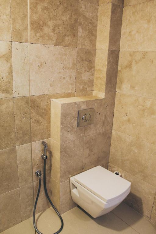 um banheiro com vaso sanitário e chuveiro em Villa la vie em Ulcinj