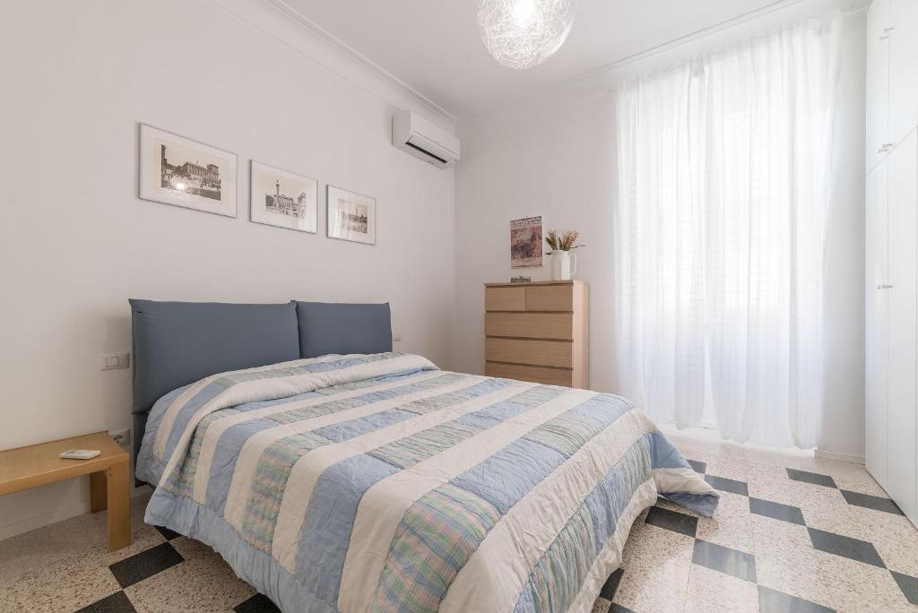 
سرير أو أسرّة في غرفة في Gianicolense Green Apartment

