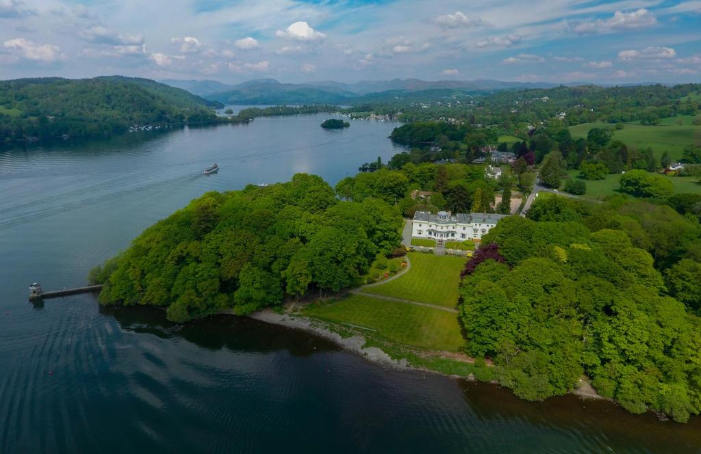 Storrs Hall Hotel on the shore of Lake Windermere - Resim 1