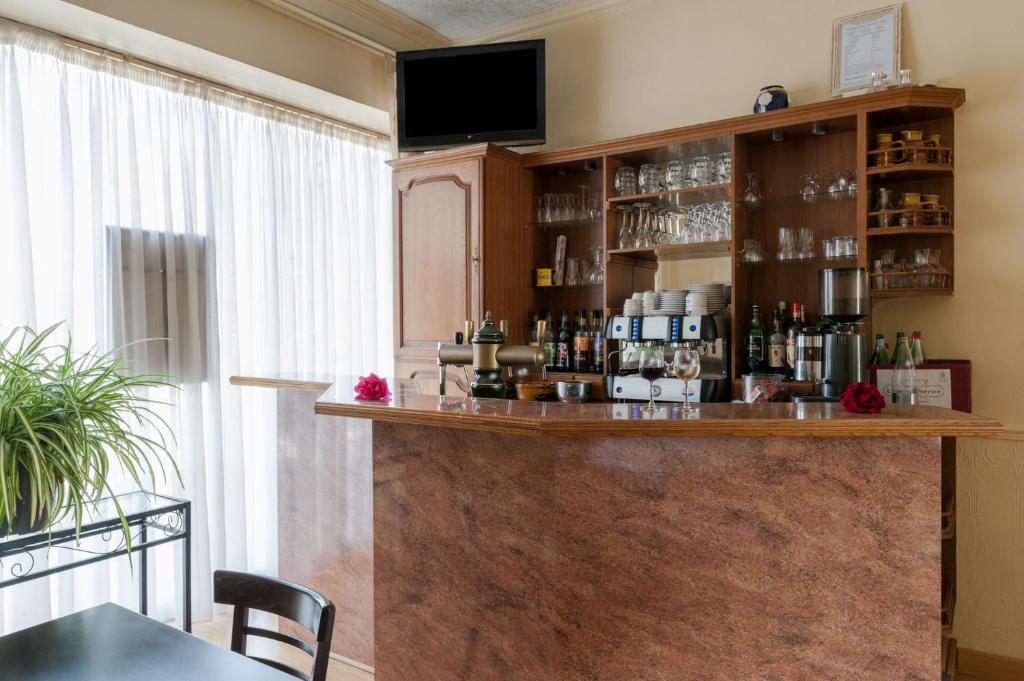 Lounge nebo bar v ubytování The Originals City, Hôtel Le Savoy, Caen