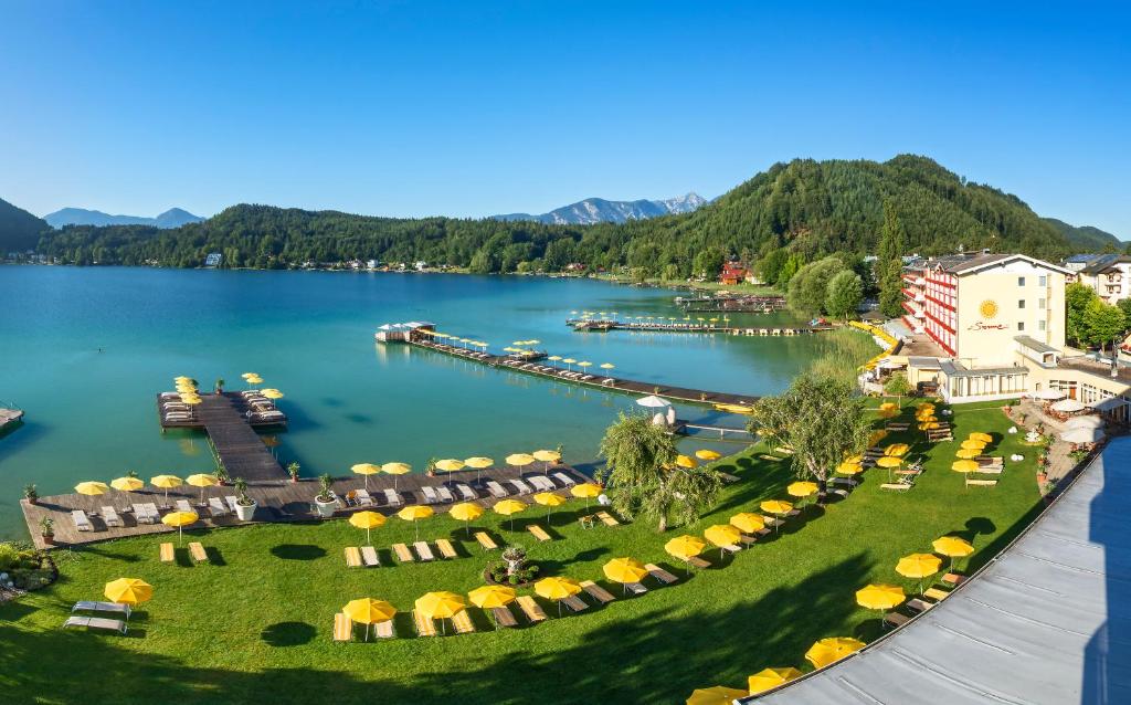 eine Luftansicht eines Resorts mit einem Wasserkörper in der Unterkunft Hotel & Spa Sonne in Sankt Kanzian am Klopeiner See