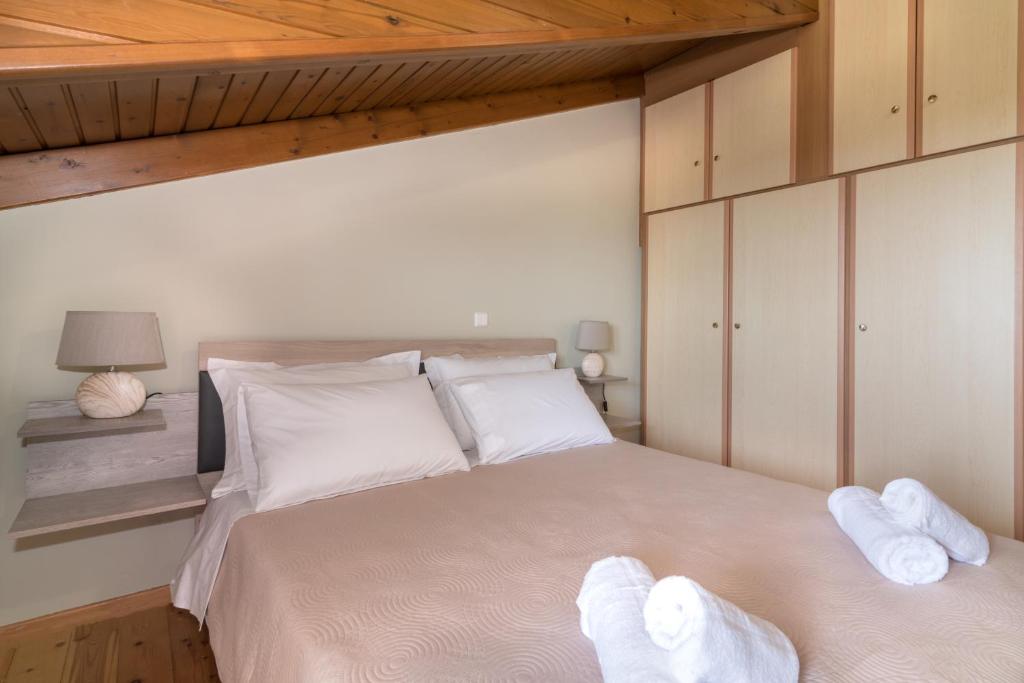Postel nebo postele na pokoji v ubytování Villa Ismini