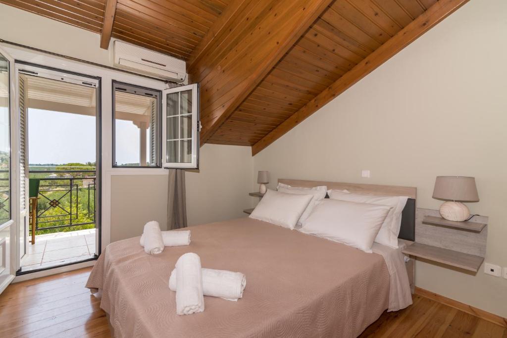 Postel nebo postele na pokoji v ubytování Villa Ismini