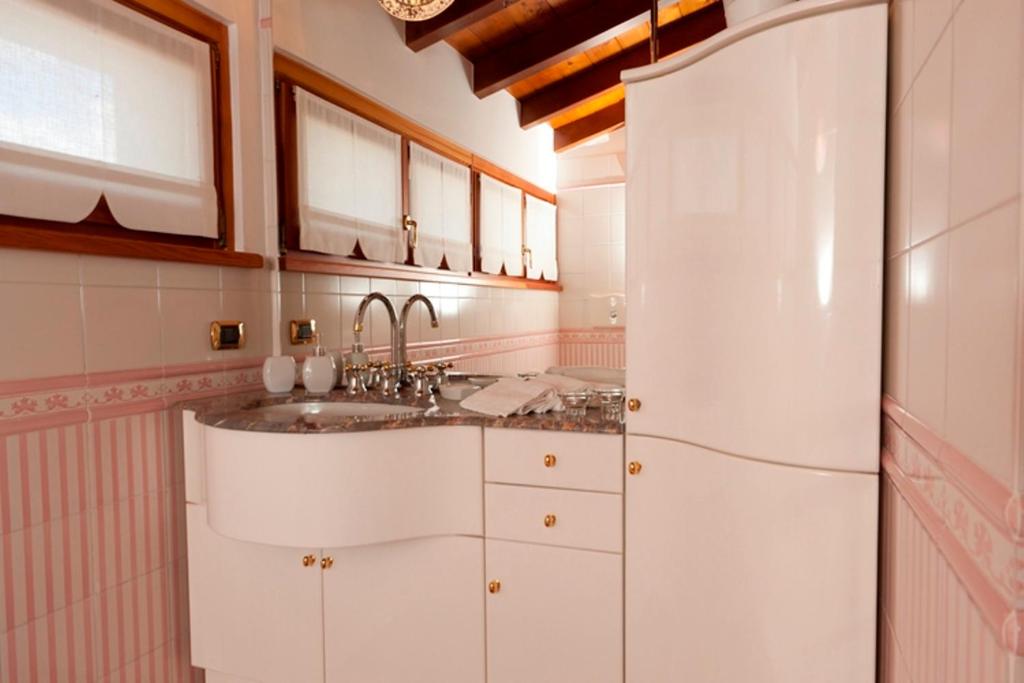 Kuchyň nebo kuchyňský kout v ubytování Villa Principessa - Stunning Villa with Panoramic Lake Como Views