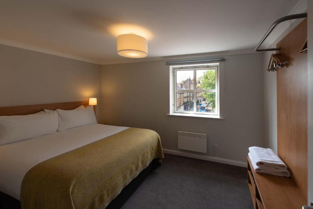 PREMIER SUITES Reading - Two-Bedroom Apartment