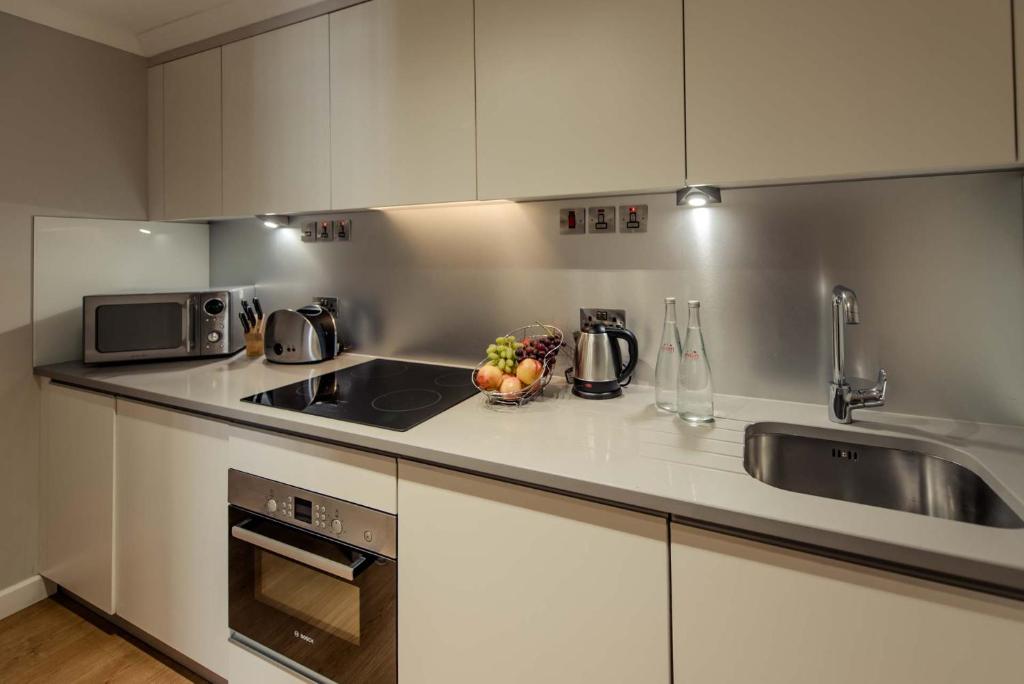 PREMIER SUITES Reading - One-Bedroom Apartment