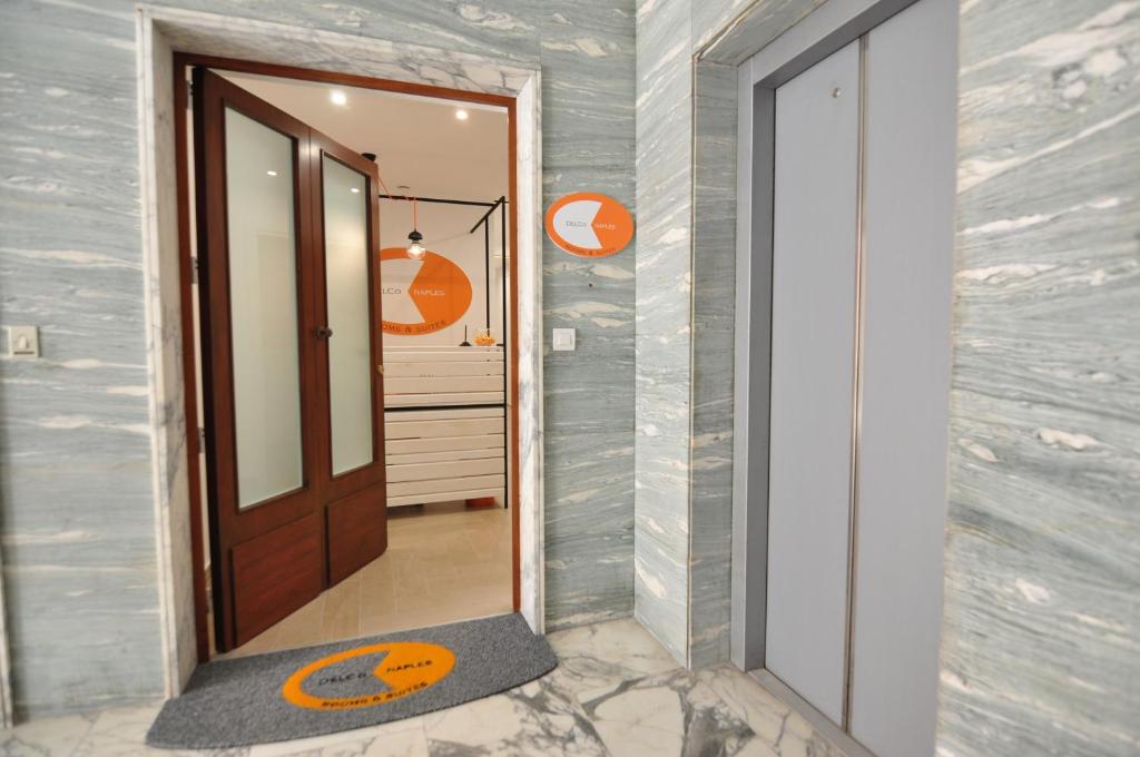 un couloir avec une porte menant à une salle de bains. dans l'établissement Delco Naples, à Naples