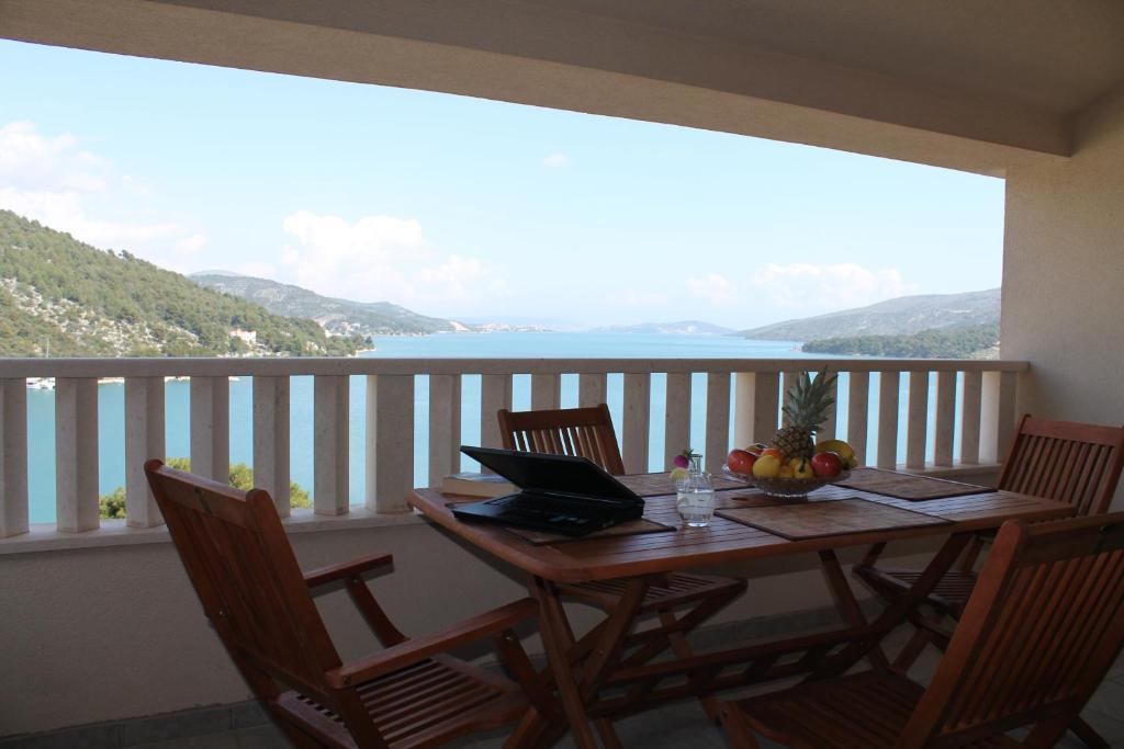 - une table avec un ordinateur portable sur le balcon dans l'établissement Villa Marija, à Marina